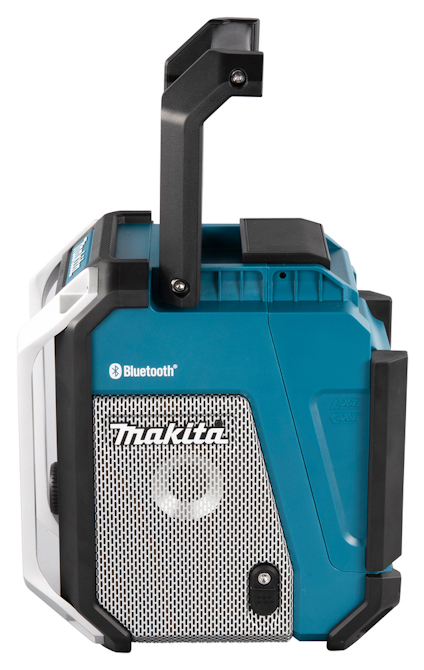 Blå och svart bärbar högtalare med Bluetooth och handtag, märkt "Makita".