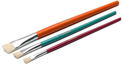 Tre platta penslar i olika storlekar med färgglada handtag i orange, teal och vinröd färg.