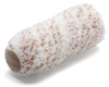 Vit och brun målarroller med luddigt texturerat material över ytan och en ihålig cylinderkärna.