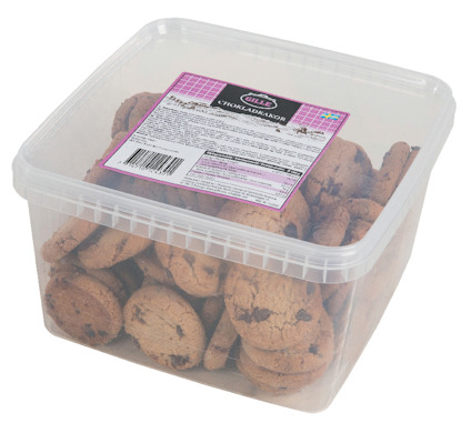 Plastburk fylld med chokladkakor. Etikett på locket med text och streckkod.