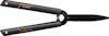 Häcksax med svarta handtag och skärblad, märkt med "Fiskars".