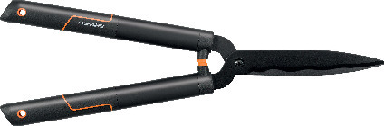 Häcksax med svarta handtag och skärblad, märkt med "Fiskars".