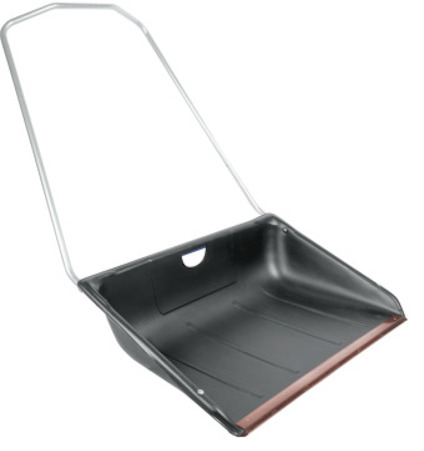 Snösläde med metallhandtag och svart plastskopa samt trälist framtill.