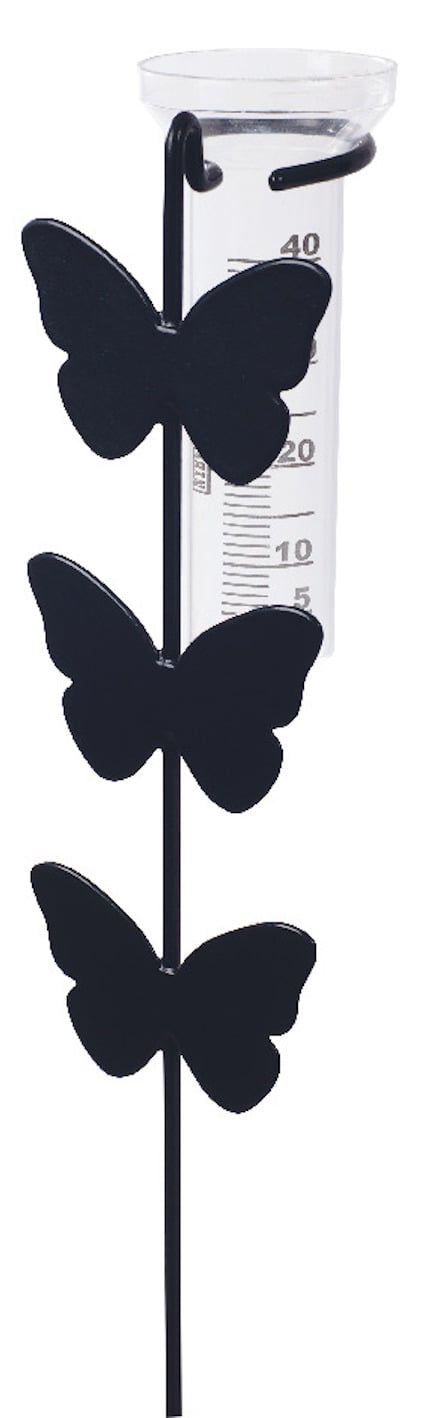 Svart regnmätare med tre fjärilsdekorationer på en stång, graderad cylinder upptill.