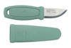 Grön kniv med kort blad och matchande fodral, båda med texturen. Texten på bladet: "MORAKNIV SWEDEN STAINLESS".