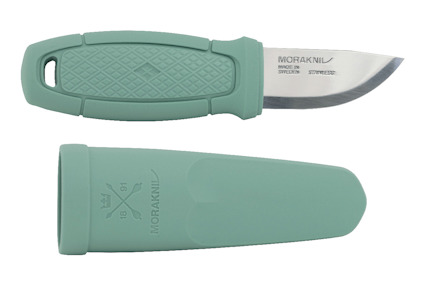 Grön kniv med kort blad och matchande fodral, båda med texturen. Texten på bladet: "MORAKNIV SWEDEN STAINLESS".
