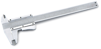 Skjutmått i metall med millimeterskala och skänklar för mätning.