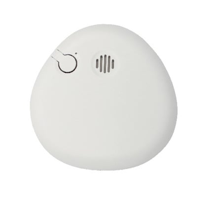 Vit, rund, optisk brandvarnare med en liten ventilationsöppning och en knapp på sidan.