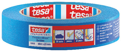 Blå maskeringstejp med etikett "tesa PROFESSIONAL Precision Mask Outdoor", inklusive piktogram och textinstruktioner.