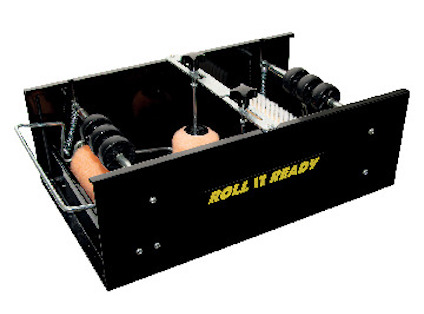 Svart låda med texten "ROLL IT READY" i gul stil. Inuti finns rullar och borst.