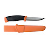 Orange kniv med svart handtag och matchande orange slida, båda märkta med "MORAKNIV".