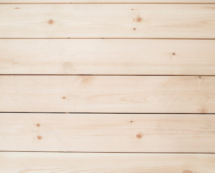 Ljusa trallbrädor med synliga kvistar, monterade med dold trallskruv och därmed inga synliga skruvhuvuden.