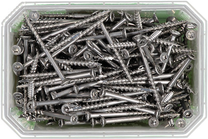 Rektangulär plastlåda fylld med många metallskruvar i olika riktningar.