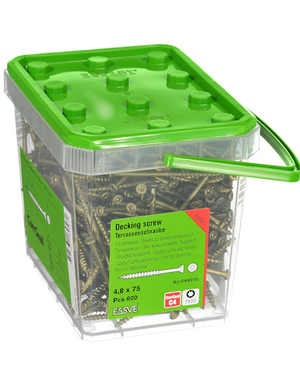 Transparent låda med grönt lock, innehållande terrasskruvar. Text: "Decking screw 4,8 x 75, Essve". 600 st.