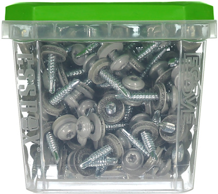 En genomskinlig plastlåda med grönt lock innehållande metallskruvar med brickor.