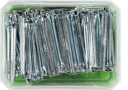 Metallstavar i en rektangulär transparent behållare med grönt foder.