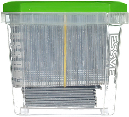 Plastbehållare med spik, transparent sidor och grönt lock. Märkt med texten "ESSVE".