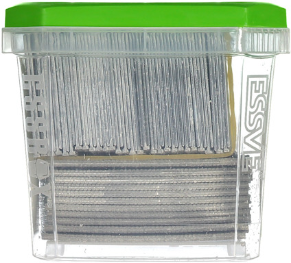 Plastlåda med grönt lock innehållande metallskruvar, märkt "ESSVE".