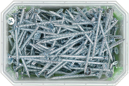 Skruvar i en plastlåda, silverfärgade med korshuvuden.