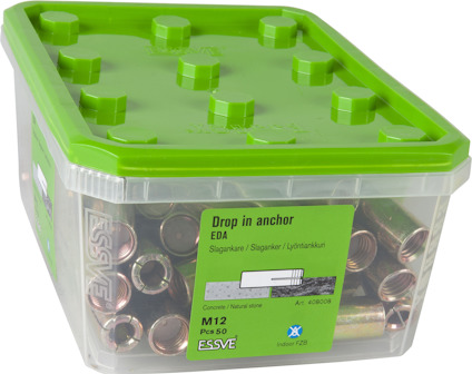 Grön plastlåda med gängade drop in-ankare, texten "Drop in anchor EDA M12 Pcs 50" syns.