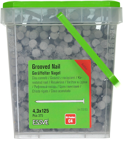 Grå plastburk med spik, etikett med texten "Grooved Nail" och produktinformation på flera språk.