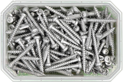 En låda med många silverfärgade skruvar tätt packade.