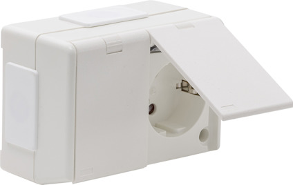 Vägguttag med två jordade uttag och vita skyddande lock, ett lock är öppet.