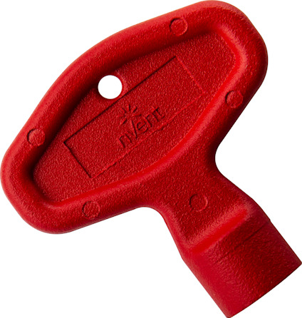 Röd apparatskåpsnyckel av aluminium, med hål och präglad text.