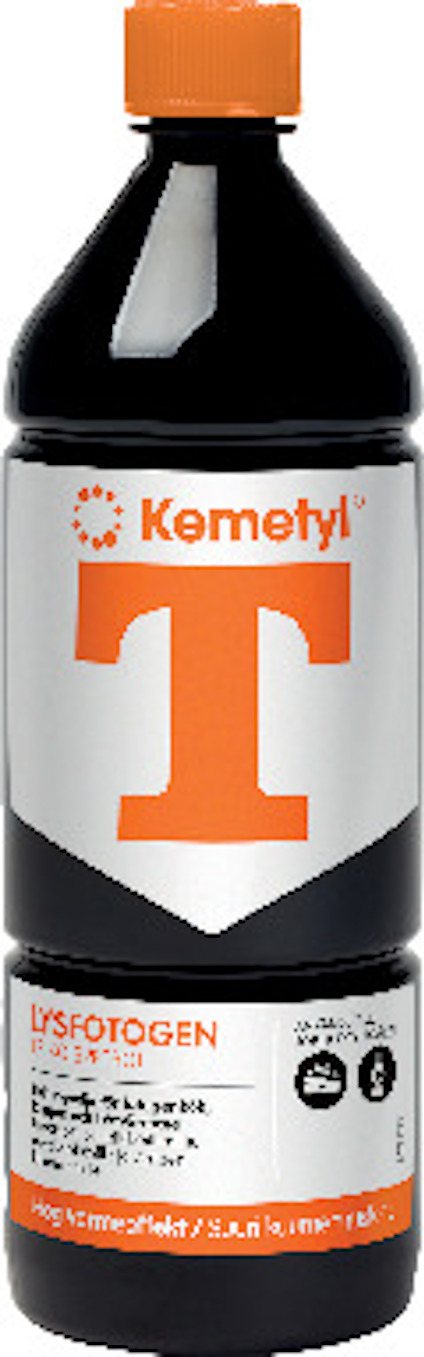 Flaska med orange kork och etikett med texten "Kemetyl T LYSFOTOGEN BRÄNSLETEKNIK".