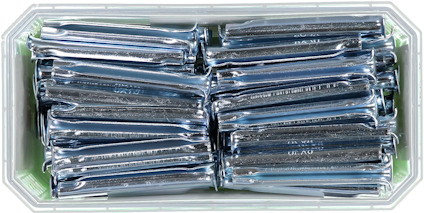 Förpackning med flera raka rakblad i en transparent behållare.