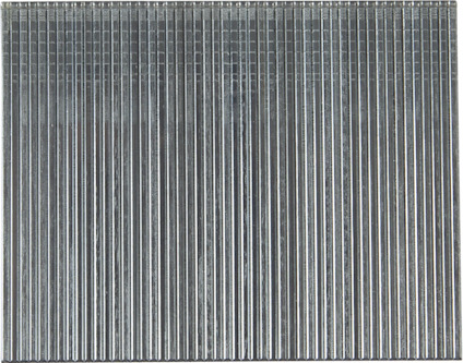 Mängd parallella silverfärgade spikar i rader på en vit bakgrund.