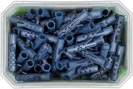 Blå pluggdubb i plast ligger huller om buller i en plastbehållare med genomskinliga kanter.