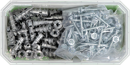 Plastlåda med metallskruvar och pluggar, delvis förpackade i plastpåsar.