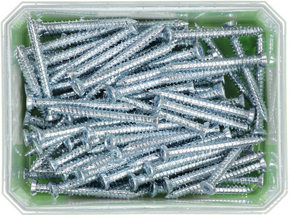 En plastlåda fylld med flera silverfärgade skruvar.