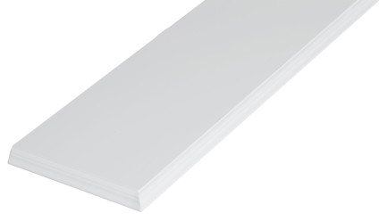 Vit, slät fönsterbänk med enkla kanter, sedd från sidan och lite ovanifrån mot en vit bakgrund.