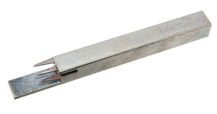 Metallisk verktyg med tre spetsiga, parallella piggar i ena änden, i ett rektangulärt hölje.