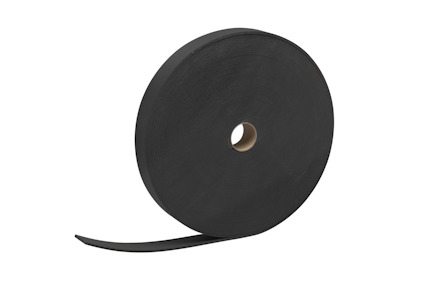 Rulle av svart slät cellplast med en central pappkärna, lös rulle på grått underlag.
