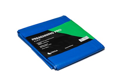 Blå presenning vikad med en etikett som visar texten: "PRESENNING PRO" och en streckkod.