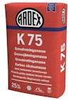 Röd säck med ordet "ARDEX" i svartvit logotyp överst och "K75" samt text på flera språk om grovavjämningsmassa.