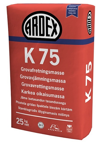 Röd säck med ordet "ARDEX" i svartvit logotyp överst och "K75" samt text på flera språk om grovavjämningsmassa.