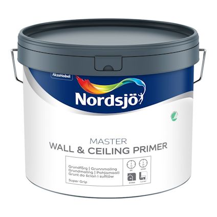 Vit färgburk med texten "Nordsjö Master Wall & Ceiling Primer". Färgglad logotyp och flera språk på etiketten.