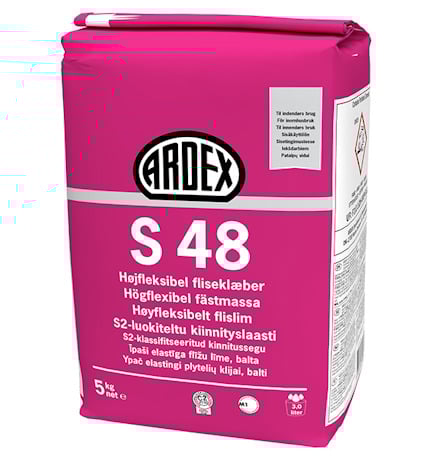Vit förpackning med rött och svart tryck, märkt "ARDEX S 48" och "Högflexibel fästmassa".