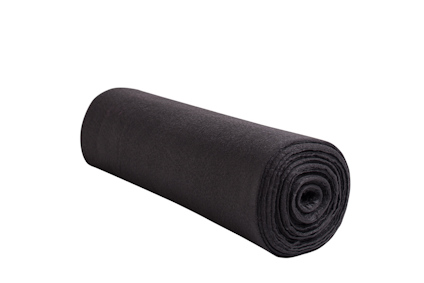 Rulle av svart filterduk i närbild på vit bakgrund.