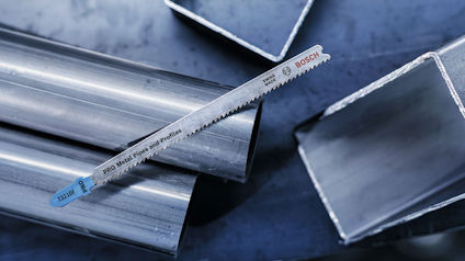 Metallrör och en såg med text "Bosch".