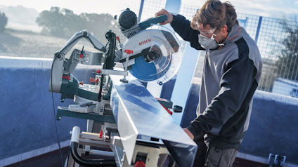 Man använder Bosch kap- och gersåg utomhus med skyddsutrustning.