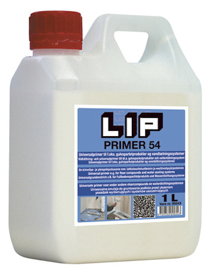 Plastdunk med rött lock och blå etikett med texten "LIP PRIMER 54" samt QR-kod och bilder. Volymen är 1 liter.