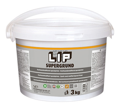 Hink med LIP SUPERGRUND primer, 3 kg. Vit plastbehållare med handtag och etikett med produktinformation på flera språk.