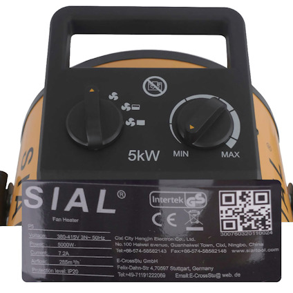 Svart kontrollpanel med två vred, text "5kW" och etikett med text "SIAL Fan Heater". QR-kod och certifieringssymboler.