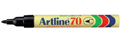 Svart märkpennan Artline 70 med rund spets och text "HIGH PERFORMANCE" i röd, blå, grön och gul färg på höljet.