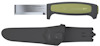 Kniv med grönt och svart handtag, bred bladform och svart slida märkt "MoraKniv".